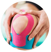 Vendaje Neuromuscular (Kinesiotape) Se trata de cintas elásticas que se aplican en la zona afectada de tal manera que permiten el movimiento y, por lo tanto, una mejora muscular de manera biomecánica eliminando los dolores músculo-esqueléticos.