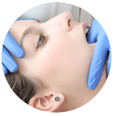 Articulación Témporo-mandibular (ATM) y dolor Orofacial Conjunto de signos y síntomas que se manifiestan en el entorno de la patología de las dos articulaciones temporomandibulares, la región cráneo cervical y los dientes.
